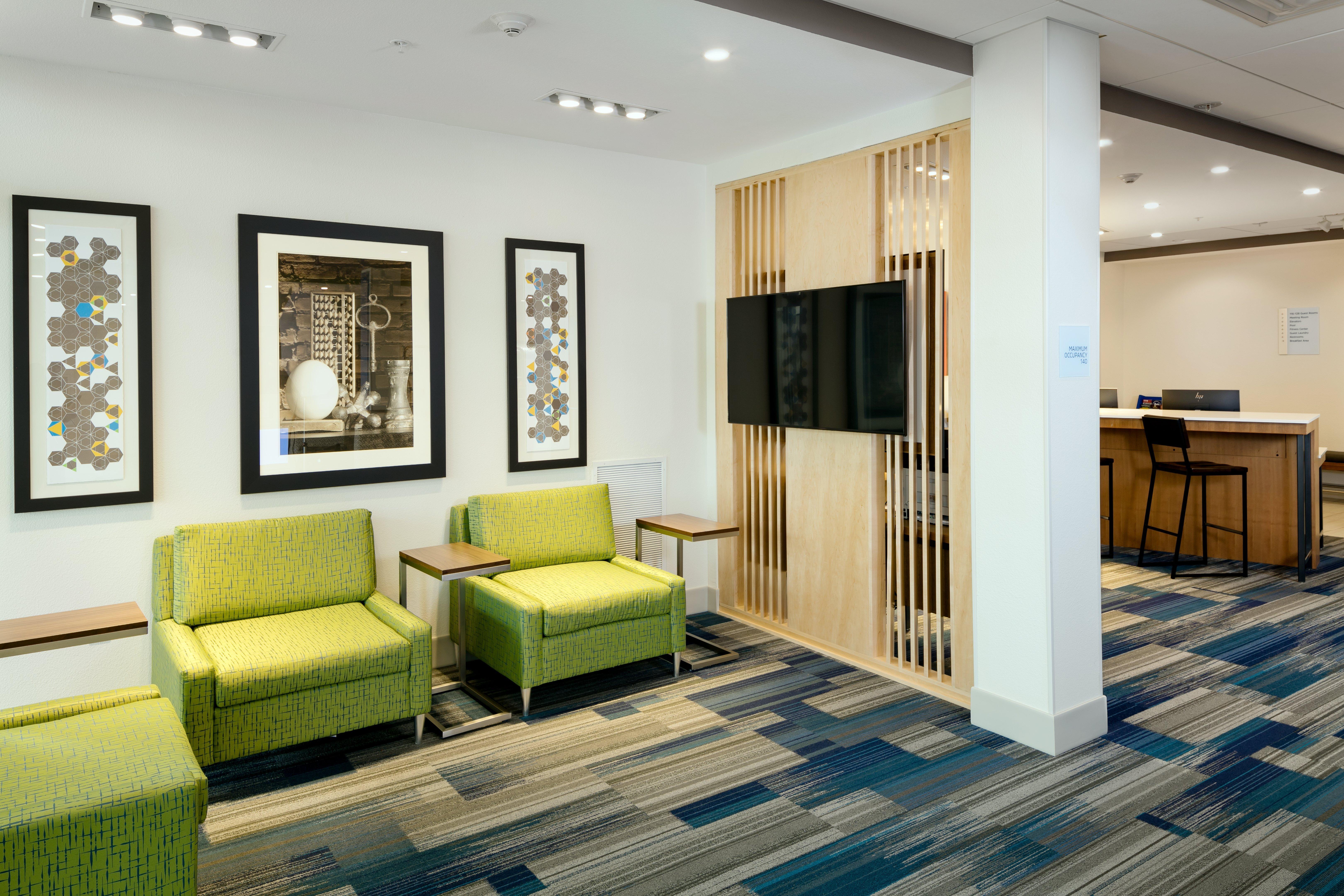 Holiday Inn Express & Suites - Medford By Ihg Exterior foto